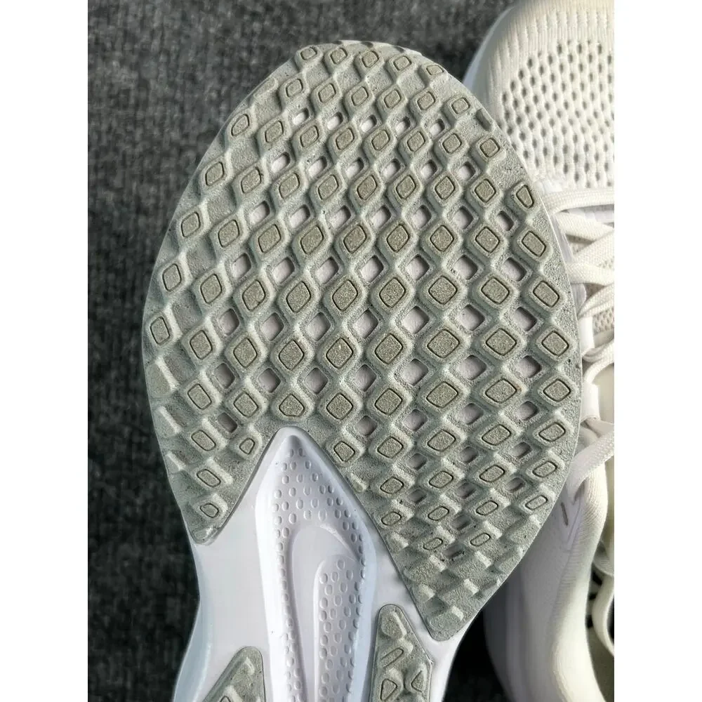 Nike Quest 6 Women’s US 7 White Black Road Running Shoes